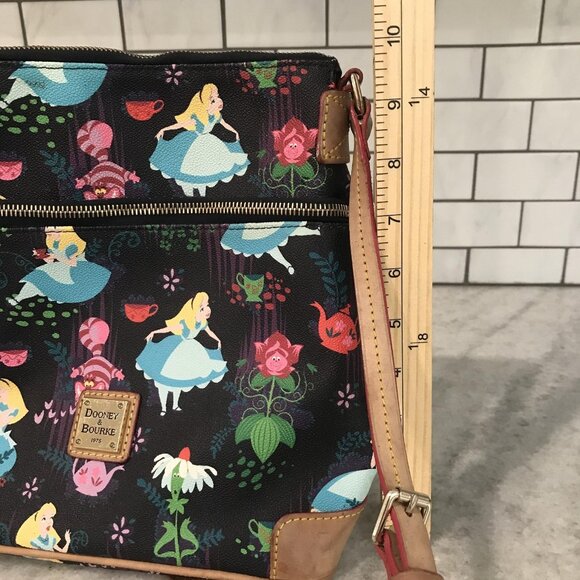 Disney Dooney & Bourke Crossbody Alice in Wonderland 65th Anniversary Teatime - Picture 11 of 15